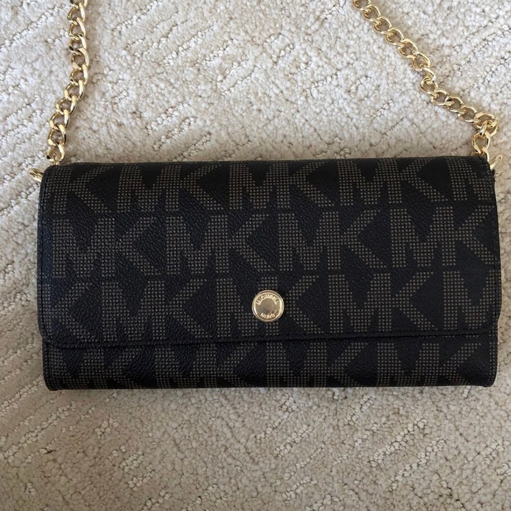 IN SEARCH OF THIS MK CROSSBODY WALLET ON A CHAIN